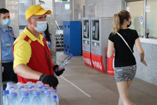 Из-за жары до пятницы на московских вокзалах будут бесплатно раздавать воду