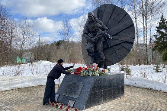 В Зеленограде горожане приходят с соболезнованиями и с цветами к двум стихийным мемориалам 