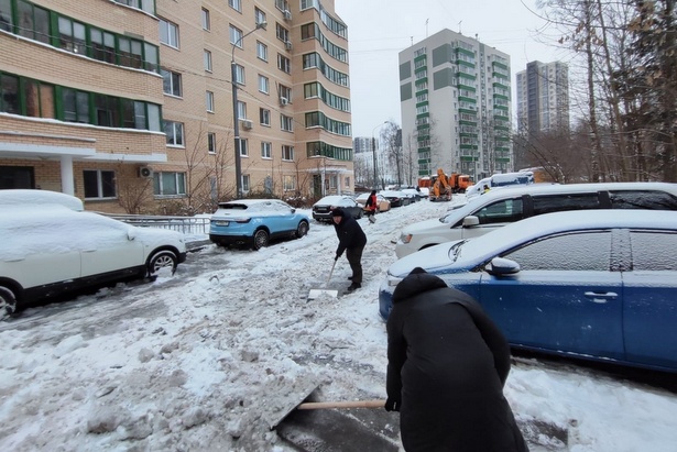 Сотрудники управы района Савелки и другие активисты убирали снег
