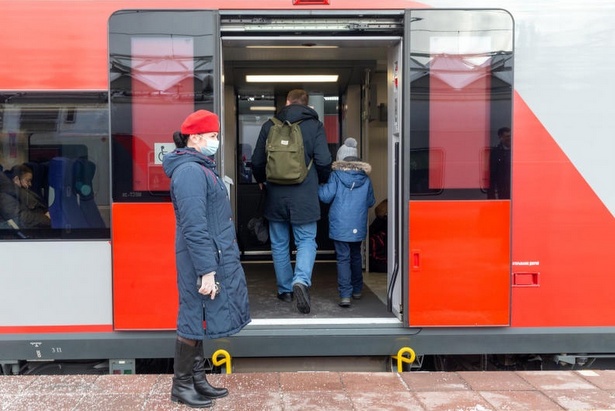 Московские школьники теперь могут оформить льготный месячный абонемент на пригородные поезда МТППК