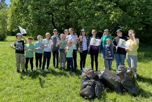 Сотрудники Мосприроды и волонтёры собрали вдоль берега Чёрного озера четыре мешка бытовых отходов