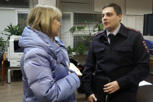 Полицейские и член ОС при УВД по ЗелАО напомнили гражданам о мошенниках 