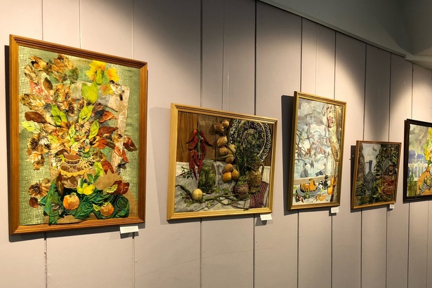 В Савелках проходит персональная выставка Галии Колосковой «Текстильный коллаж»